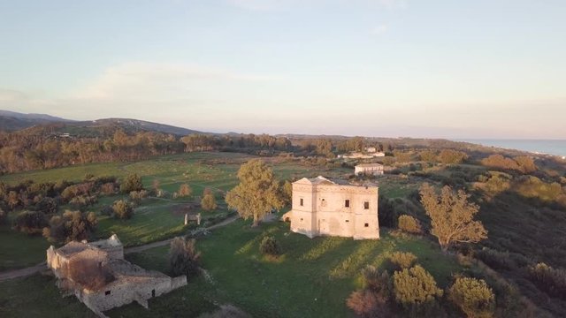 Antico castello fortificato medievale per la difesa del territorio dall'attacco delle navi nemiche dal mare. vista aerea. San Fili Castello in Calabria.