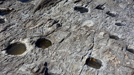 Agujeros en roca llenos de agua de mar