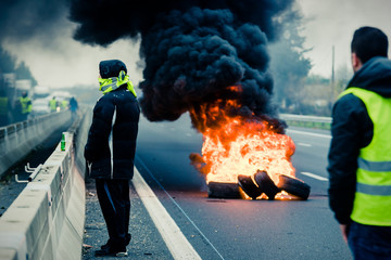 un feu de pneu pour bloquer l'autoroute - manifestation gilet jaune