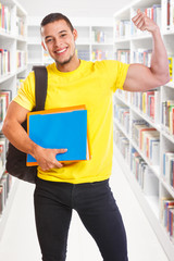 Student junger Mann Erfolg erfolgreich stark Stärke Power Hochformat Studium Ausbildung Bücherei...