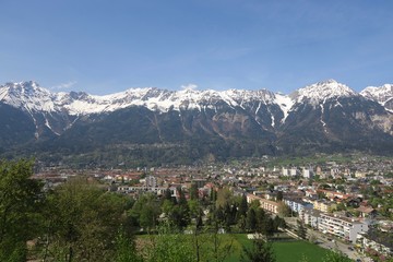 Blick über die Stadt Innsbruck (Tirol, Austria) und die Nordkette 