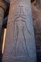 Sobek auf Säule