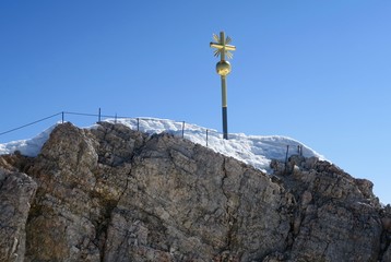 Das Gipfelkreuz von Deutschlands h&ouml;chstem Berg Zugspitze in 2962 Metern H&ouml;he
