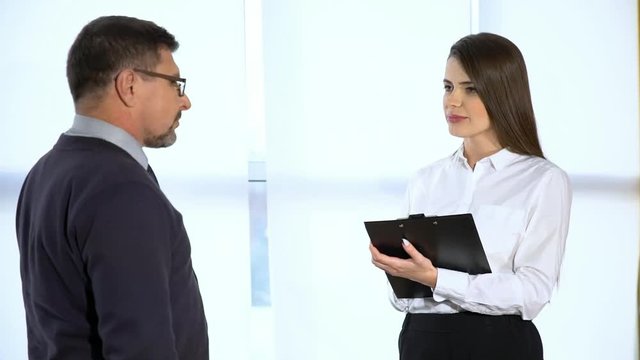 The average shooting plan, the big bad boss speaks to the subordinate in the office, the boss swears at the girl clerk, the manager discusses the project with the manager, conversation of the partners