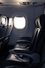 assentos vazios em avião de rota comercial