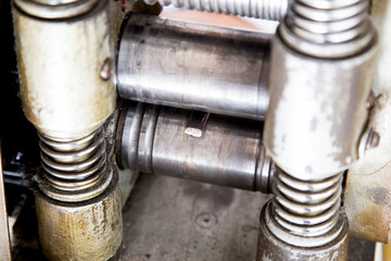 Złotnik w pracowni jubilerskiej wykonuje biżuterię.