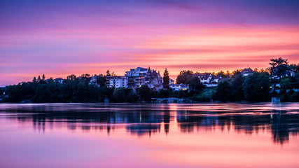 Fototapeta premium Lila Sonnenuntergang am Fluss