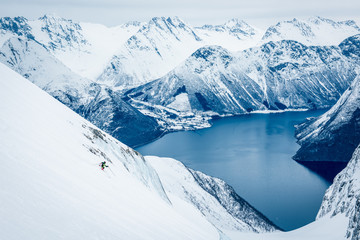 Skifahrer auf Gletscher in Norwegen