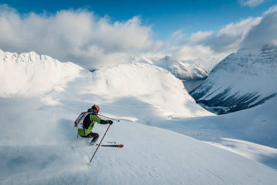 Skifahrer &uuml;ber den Fjorden in Norwegen