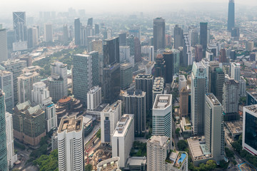 Obraz premium Centrum Kuala Lumpur z widokiem na wieżowce i ulice.