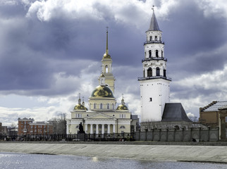 Fototapeta na wymiar Spaso-Preobrazhensky Cathedral and Nevyansk leaning tower.