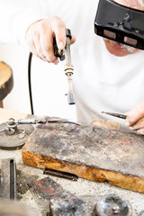 Złotnik przy pracy. Pracownia jubilerska. Rękodzieło złotnicze.  