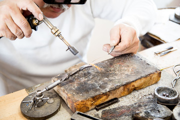 Złotnik przy pracy. Pracownia jubilerska. Rękodzieło złotnicze.  