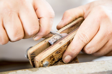 Złotnik przy pracy. Pracownia jubilerska. Rękodzieło złotnicze.  