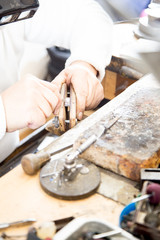 Złotnik przy pracy. Pracownia jubilerska. Rękodzieło złotnicze.  