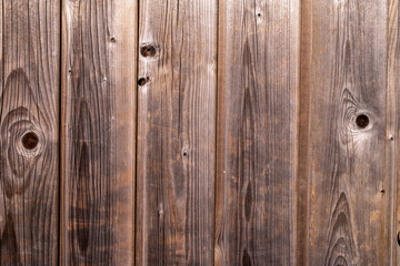 lasierte braune Bretterwand aus Holzlatten mit verblichener Farbe