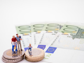 Senioren auf M&uuml;nzen - Pflegekosten Symbolbild