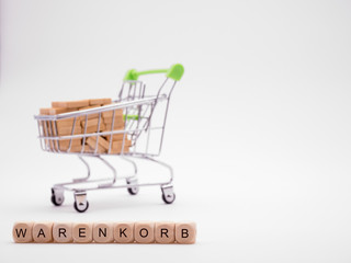 Einkaufswagen mit Schrift Warenkorb