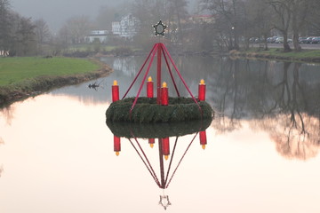 Schwimmender Adventskranz auf dem Fluss Wied bei Waldbreitbach im Westerwald