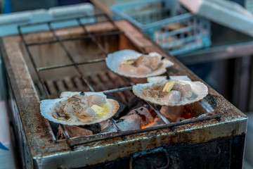 Oysters are cooked on the grill.