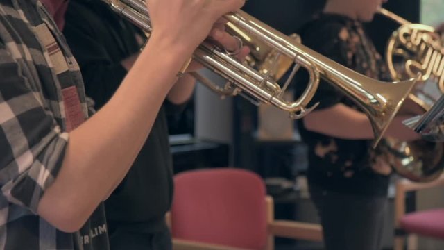 Blasinstrumente &uuml;ben