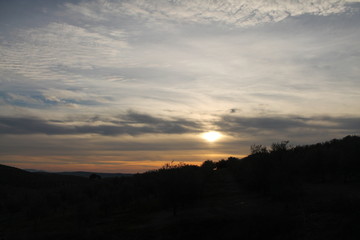 atardecer de verano día nuboso  tonos anaranjados