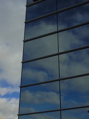 reflejos de cielo nublado en rascacielos
