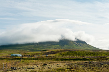 Wolkendecke am Gipfel des Berges