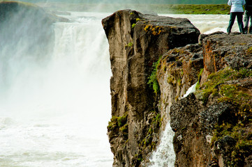 Blick auf einen Felsen am Goafoss Wasserfall
