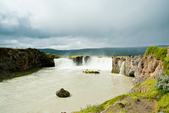 Wandern am Wasserfall Goafoss auf Island