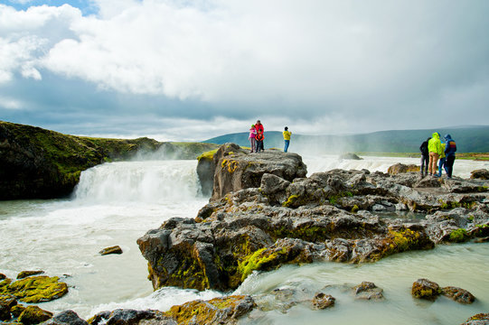 Menschengruppen am Wasserfall Goafoss auf Island