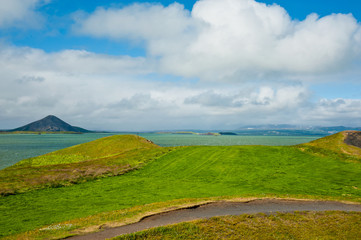 Wandern entlang des Mückensees auf Island