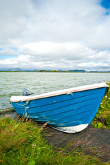 Verlassenes Boot am Ufer eines Sees auf Island
