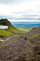 Wanderer beim Aufstieg im Skaftafell Nationalpark