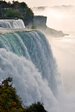 Fototapeta Niagara Falls. Extreme power eminates as water from Niagara Falls cascades into the Niagara Gorge below.