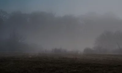 Rucksack Nebelperspektive einer Landschaft mit Feldern und Wäldern © darknightsky