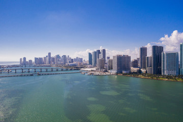 Obraz premium Lotnicze zdjęcia krajobrazu Edgewater Miami Downtown Biscayne Bay