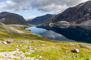 Fototapeta na wymiar lake in the mountains of norway