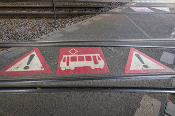 Warnung vor der Straßenbahn auf dem Boden