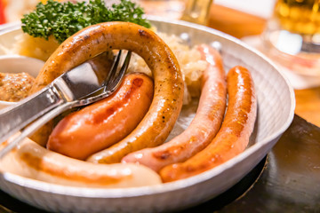 ソーセージの盛り合わせとビール