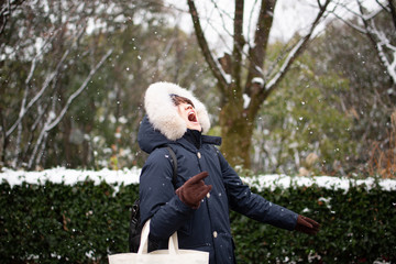 雪と女性