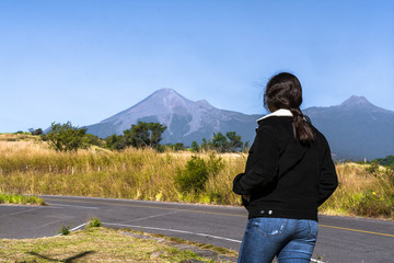 La joven observa la grandeza del volcán de Colima.