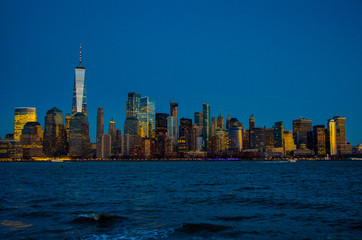 Fototapeta premium Spectacular View of the New York Skyline at Sunset