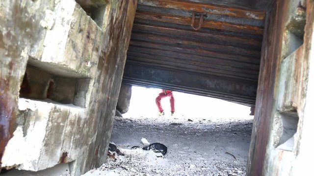 Uomo sopravvissuto esplora le macerie