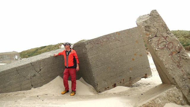 Uomo stanco tra macerie di cemento
