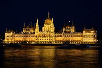 Fototapeta premium night view of parliament, budapest, hungary