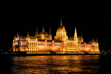 Fototapeta premium night view of parliament, budapest, hungary