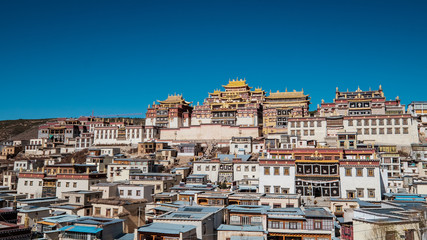 Fototapeta na wymiar Ganden Sumtseling Monastery