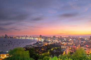 Obraz premium Pattaya miasto i morze z suset, Tajlandia. Pattaya miasta linia horyzontu i molo przy suset w Pattaya Chonburi Tajlandia
