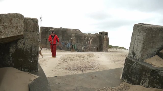 Uomo sperduto tra le macerie